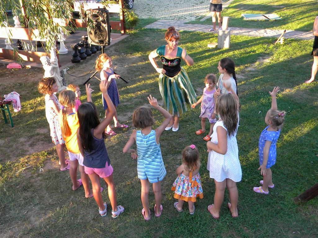 Club De Vacanta Corabia Piratilor-Mamaia Nord นาโวดาริ ภายนอก รูปภาพ