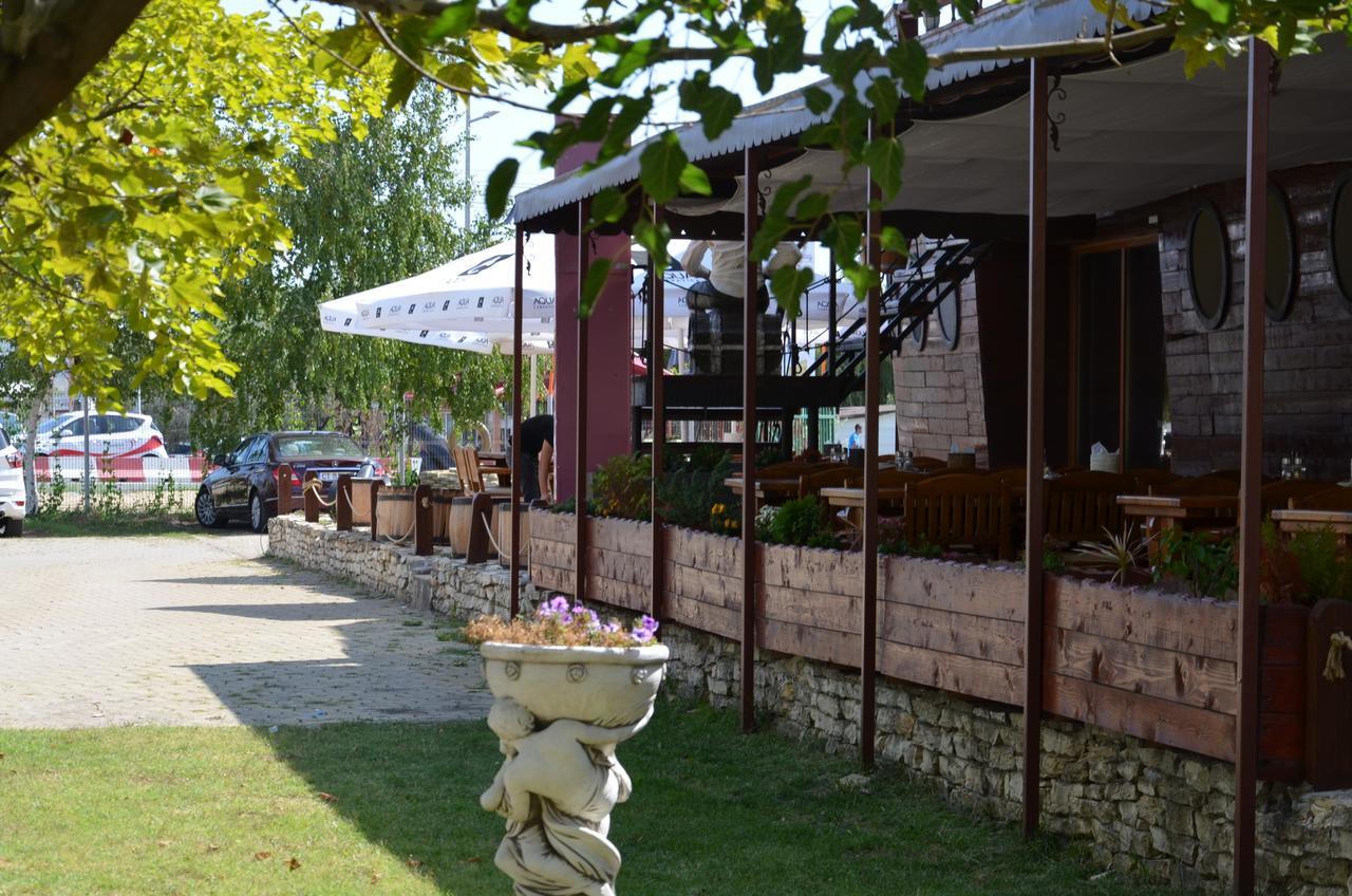 Club De Vacanta Corabia Piratilor-Mamaia Nord นาโวดาริ ภายนอก รูปภาพ